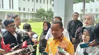 Menteri Energi dan Sumber Daya Mineral (ESDM) Bahlil Lahadalia di Kantor Kementerian ESDM, Jakarta, Selasa (14/10/2025). Bahlil menjelaskan mengenai kebijakan domestik market obligation (DMO) emas. (Liputan6.com/Maulandy)