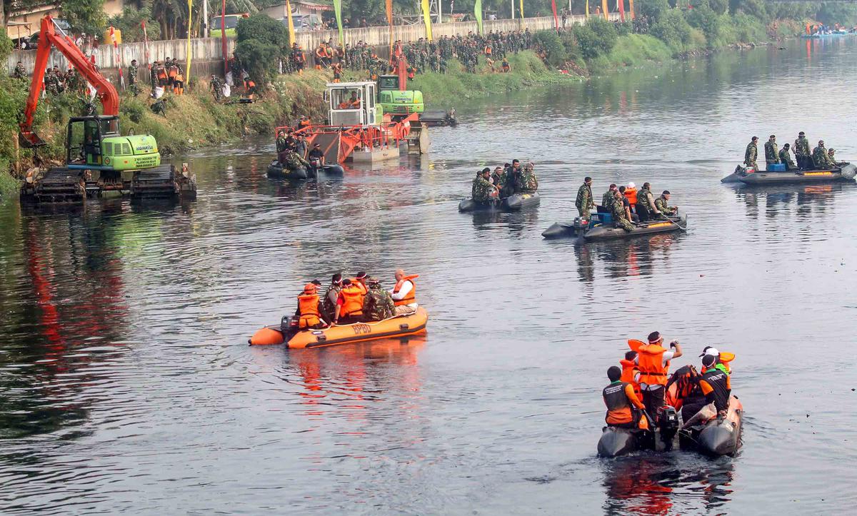 Jelang HUT RI TNI Polri dan PPSU Bersihkan Kanal Banjir Barat
