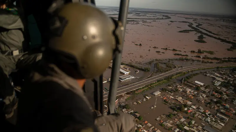 Helikopter Militer Dikerahkan dalam Misi Pencarian Korban Banjir Brasil