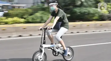 Warga mengendarai sepeda saat kegiatan Car Free Day (CFD) di Kawasan Sudirman, Jakarta, Minggu (21/6/2020). Pada CFD pertama di masa PSBB Transisi, warga Ibu Kota terlihat lebih memilih bersepeda sebagai sarana olahraga dengan tetap menerapkan protokol kesehatan Covid-19. (merdeka.com/Iqbal Nugroho)