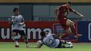 Pemain Barito Putera, Rafael Oliviera (kanan) berusaha melewati pemain Persikabo 1973 dalam laga pekan ke-4 BRI Liga 1 2021/2022 di Stadion Wibawa Mukti, Cikarang, Kamis (23/9/2021). Barito Putera kalah 0-3. (Bola.com/M Iqbal Ichsan)