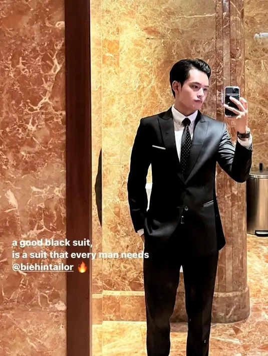 Terlihat juga Randy Martin yang tampil necis dengan setelan jas hitamnya. [@randymartinnn]