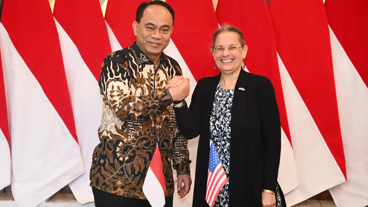 Menkominfo Budi Arie Setiadi (kiri) bertemu dengan Dubes AS untuk Indonesia Kamala Shirin Lakhdir untuk membicarakan berbagai hal terkait transformasi digital hingga ekonomi digital.