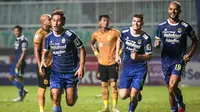 Pemain Persib Bandung, Daisuke Sato (kiri) melakukan selebrasi setelah mencetak gol pertama timnya ke gawang Bhayangkara FC pada laga lanjutan BRI Liga 1 2022/2023 antara Persib Bandung melawan Bhayangkara FC di Stadion Pakansari, Bogor, Jumat (24/03/2023). (Bola.com/Bagaskara Lazuardi)