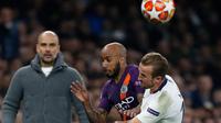 Kaki striker Tottenham Hotpsur, Harry Kane terinjak pemain Manchester City, Fabian Delph ketika berebut bola pada leg pertama perempat final Liga Champions di Tottenham Hotpsur, Rabu (10/4). Insiden ini membuat Kane meringis kesakitan dan tidak dapat melanjutkan pertandingan. (Ian KINGTON/ AFP)