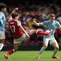 Pemain Arsenal Christos Tzolis (tengah) dan pemain Manchester City Elliot Anderson (kanan) berebut bola dalam laga final FA Community Shield antara Arsenal vs Manchester City di Cardiff, Wales, Minggu, 16 Agustus 2026. (AP Photo/Alastair Grant)