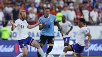 Striker Uruguay, Darwin Nunez (tengah) diapit dua pemain Timnas Amerika Serikat di ajang Copa America 2024. (JAMIE SQUIRE / GETTY IMAGES NORTH AMERICA / Getty Images via AFP)