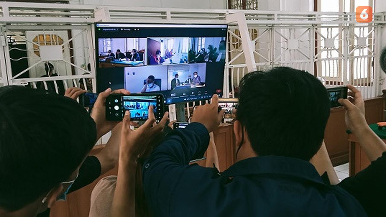 Eks Sekdis PUTR Sulsel Edy Rahmat memberikan kesaksian dalam sidang dugaan suap dan gratifikasi yang menjerat Gubernur Sulsel non aktif Nurdin Abdullah sebagai terdakwa (Liputan6.com/ Eka Hakim)