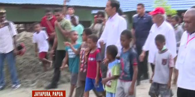 Keakraban Jokowi dengan Anak-Anak Papua Saat Tinjau Pengungsian Korban Banjir Sentani