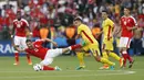 Pemain Swiss, Ricardo Rodriguez (kiri) terjatuh saat berebut bola dengan pemain Rumania, Ovidiu Hoban pada laga Grup A Piala Eropa 2016 di Parc des Princes, Paris, Rabu (15/6/2016) WIB. (REUTERS/John Sibley)
