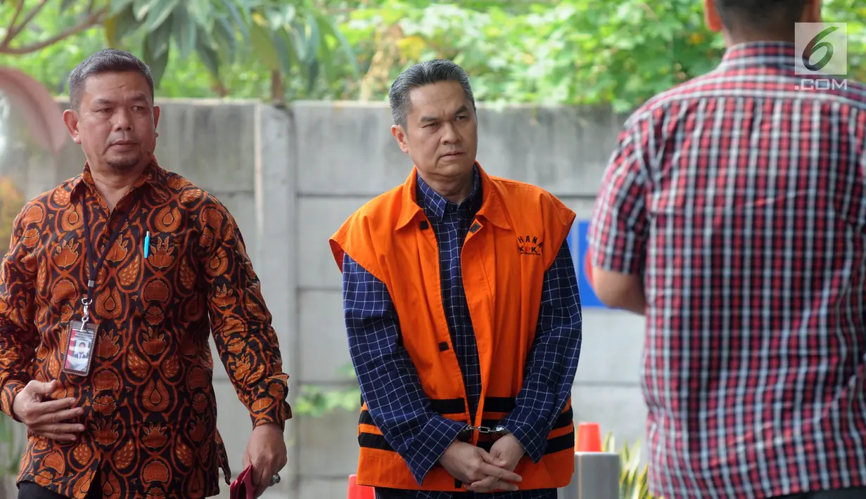 Direktur Keuangan PT Angkasa Pura (AP) II Andra Y Agussalam (tengah) mengenakan rompi tahanan saat tiba di Gedung KPK, Jakarta, Rabu (25/9/2019). Andra diperiksa untuk melengkapai berkas terkait dugaan menerima suap proyek pengadaan baggage handling system (BHS). (merdeka.com/Dwi Narwoko)