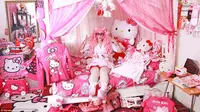 Perempuan yang kini berusia 31 tahun itu mengaku memiliki lebih dari 5,000 koleksi Hello Kitty, memenuhi rumah nya di Walthamstow (Dailymail.com).