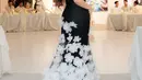 Terakhir, Rachel memancarkan pesona anggun bak princess mengenakan strapless mermaid dress warna hitam. Gaunnya kian apik dan dramatis dengan aksen bunga 3D dan ekor panjang hingga menyapu lantai. [@rachelvennya].