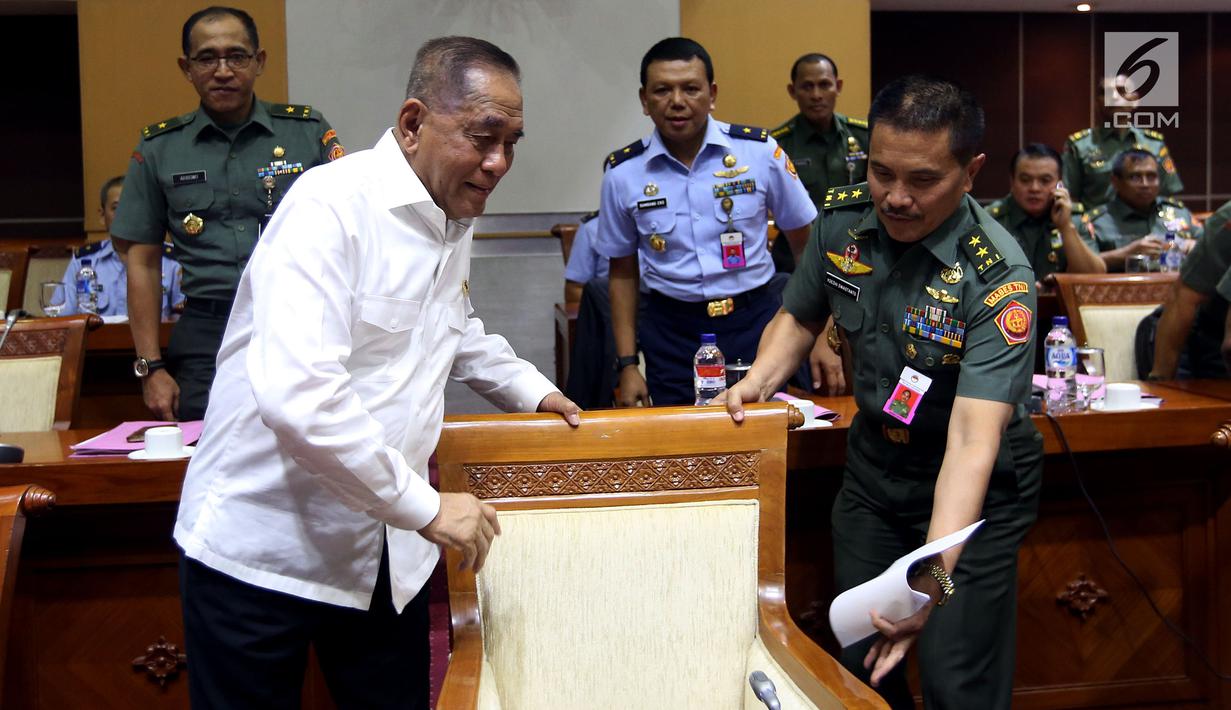 Menteri Pertahanan Ryamizard Ryacudu bersiap mengikuti rapat kerja dengan Komisi I DPR di Senayan, Jakarta, Selasa (3/10). Raker membahas RUU pengesahan persetujuan kerjasama pertahanan Indonesia dengan Papua Nugini. (Liputan6.com/Johan Tallo)