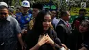 Istri Agus Harimurti Yudhoyono, Annisa Pohan tiba di rumah duka Presiden ke-3 RI BJ Habibie di Kuningan, Jakarta, Kamis (12/9/2019). Kedatangan SBY yang didampingi kedua anaknya, AHY dan Ibas, serta menantunya Annisa Pohan, untuk menyampaikan belasungkawa. (Liputan6.com/Immanuel Antonius)