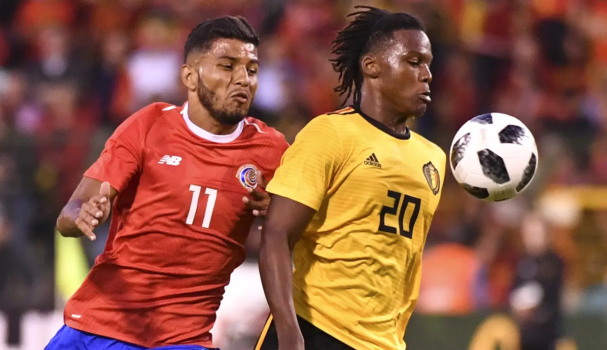 Aksi pemain Belgia, Dedryck Boyata (kanan) berebut bola dengan pemain Kosta Rika, Johan Venegas pada laga uji coba di King Baudouin stadium, Brussels, (11/6/2018). Belgia menang 4-1. (AP/Geert Vanden Wijngaert)
