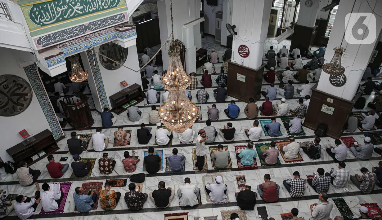 Warga saat mendengarkan ceramah Salat Jumat di Masjid Cut Meutia, Jakarta, Jumat (11/3/2022). Selain itu, MUI juga berkaca kebijakan pemerintah yang tak lagi menerapkan jaga jarak di tempat umum. (Liputan6.com/Faizal Fanani)