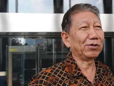 Saksi Ahli KPK Armawan menjawab pertanyaan wartawan usai memberikan keterangan kepada penyidik di gedung KPK, Jakarta, Jumat (11/5). Armawan dimintai keterangan oleh KPK terkait kasus dugaan korupsi proyek pengadaan E-KTP. (Medeka.com/Dwi Narwoko)