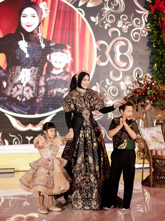 Rayakan Ultah Bersama, Ria Ricis dan Moana Tampil Glamor dengan Gaun Sentuhan Wastra dan Wayang