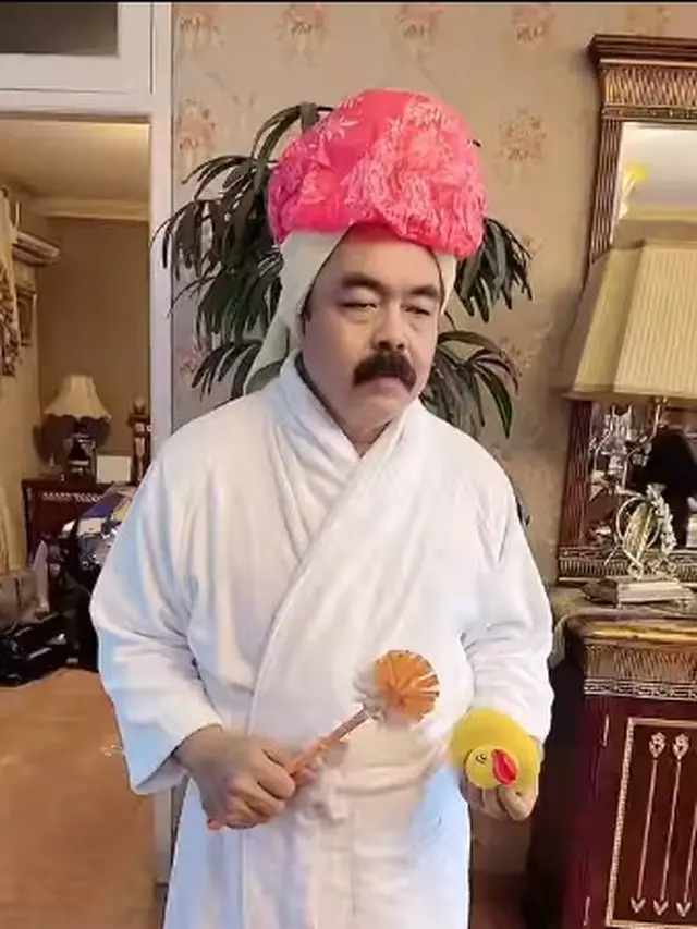 6 Potret Adam Suseno Cosplay Berbagai Karakter, Terbaru Jadi Pawang Hujan