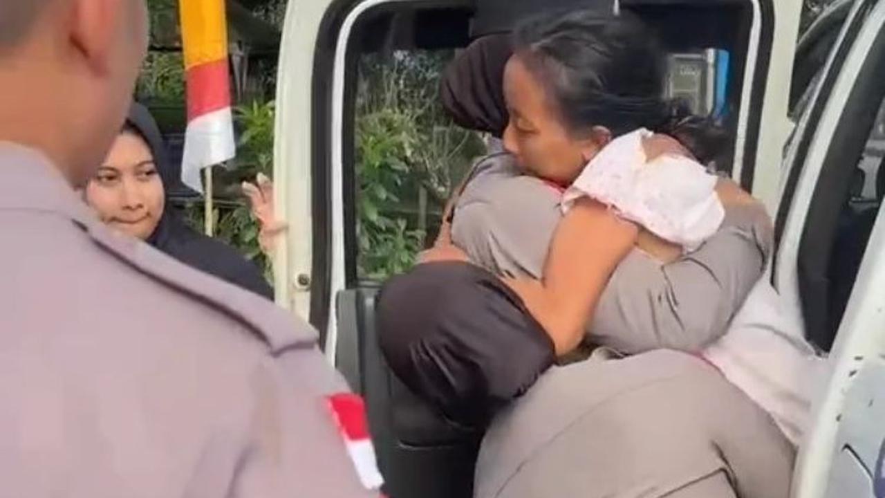 Aksi Heroik Polwan dan Satlantas Bantu Ibu Hamil yang Akan Melahirkan di Sambas, Viral