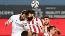 Bek Real Madrid, Sergio Ramos (kiri) berduel udara dengan striker Athletic Bilbao, Asier Villalibre dalam laga semifinal Piala Super Spanyol 2020/21 di La Rosaleda Stadium, Malaga, Kamis (14/1/2021). Real Madrid kalah 1-2 dari Athletic Bilbao. (AFP/Jorge Guerrero)