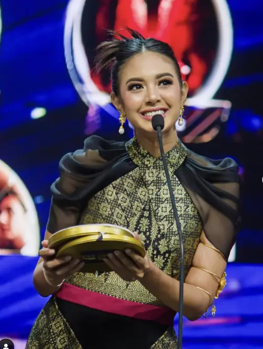 Pesona lain yang ditampilkan ada pada songket modifikasi yang dikenakan. Penampilannya berhasil hadirkan kesan etnik yang begitu sempurna.  [Foto: Instagram/ Aurelie Moeramans]