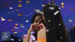 Jasi Michelle Tumbel menghapus airmatanya setelah dinobatkan sebagai Miss Celebrity Indonesia 2016 pada grand final di Studio 6 Emtek City, Jakarta, Kamis (14/10). Finalis asal Manado itu berhasil menyingkirkan 19 pesaingnya (Liputan6.com/Herman Zakharia)