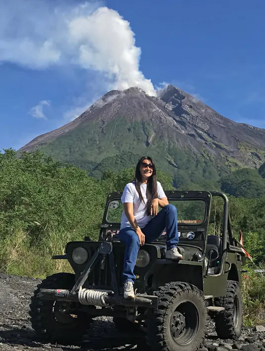 Liburan ke Jogja, tentu terasa kurang bila belum kunjungi kawasan wisata Gunung Merapi. Di lokasi wisata ini Maudy pun nikmati sensasi naik Jeep sambil melintasi sungai dan jalanan berbatu di kaki gunung sambil basah-basahan. (Liputan6.com/IG/maudykoesnaedi)
