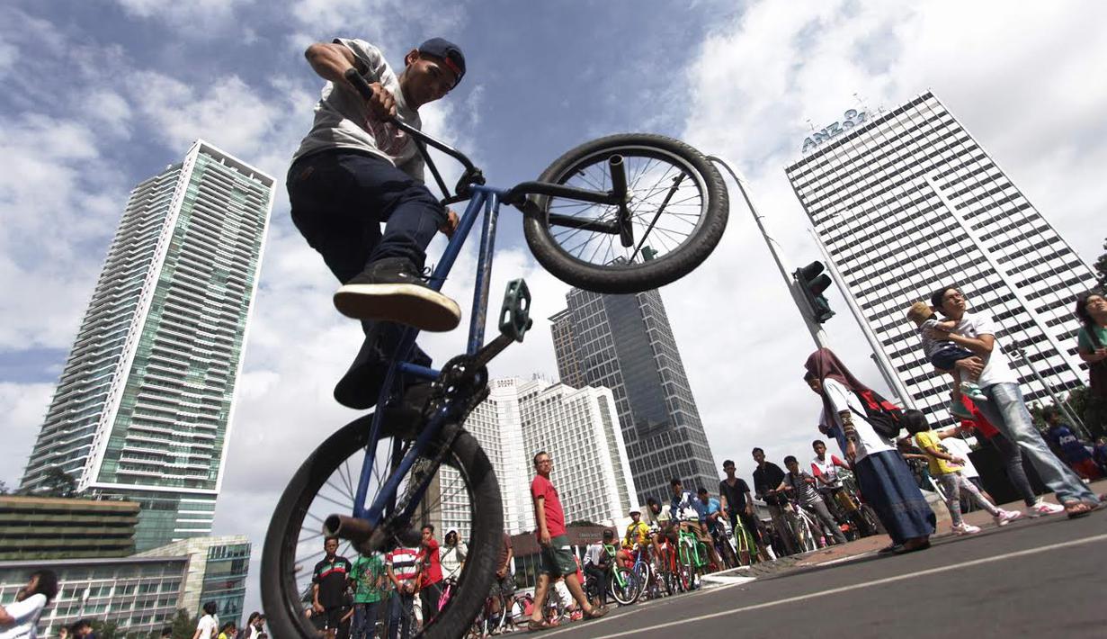 Atraksi freestyle BMX saat Car Free Day di kawasan Bundaran HI, Jakarta, Minggu (14/12/2014) ( Liputan6.com/Faizal Fanani)