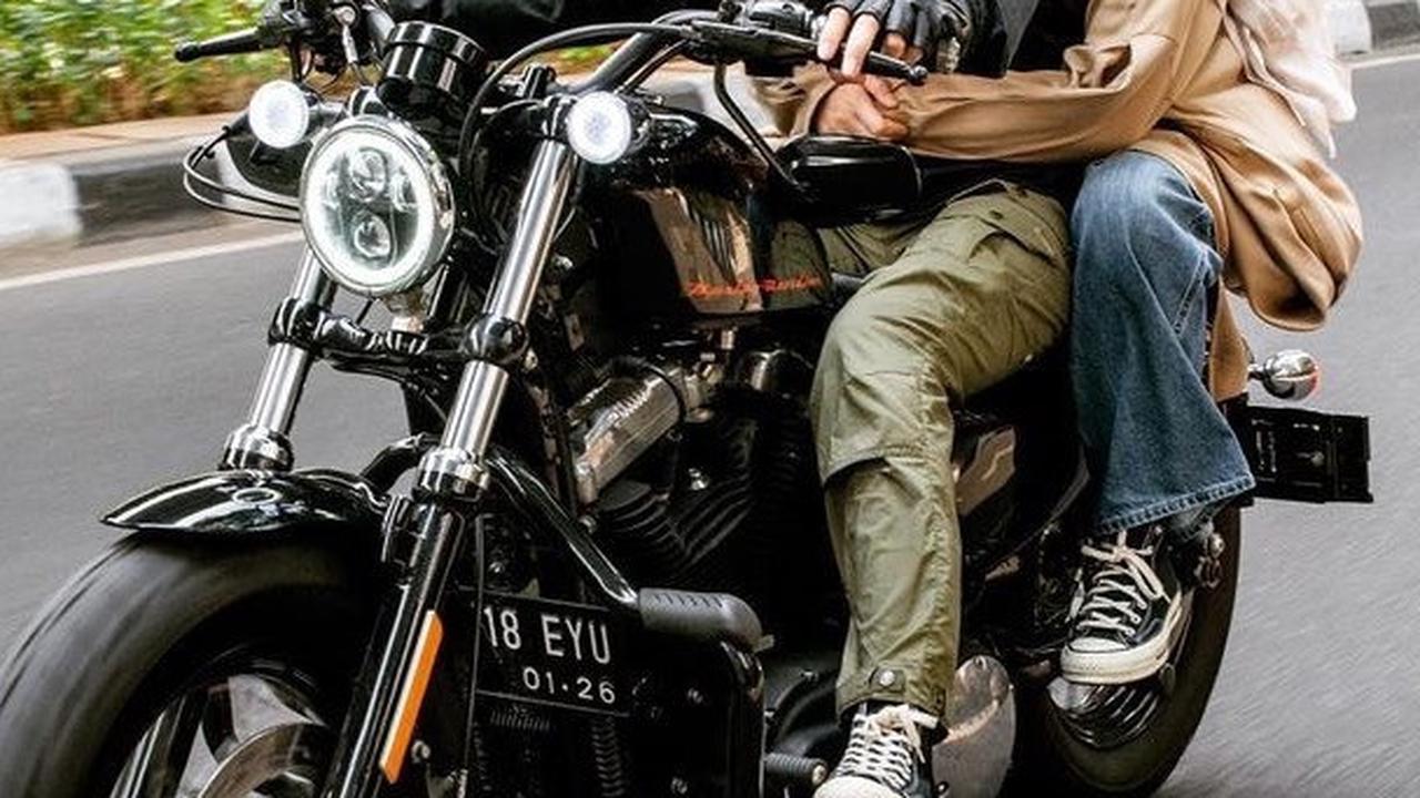 Kece Pakai Celana Jeans, Begini Momen Seru Natasha Rizky Naik Moge bareng Dian Ayu