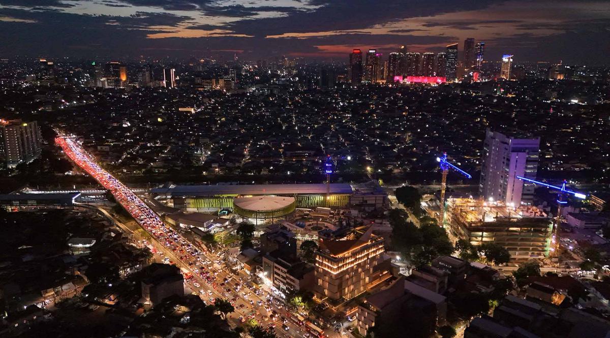 Keindahan Kota Jakarta yang Padat Penduduk di Kala Senja