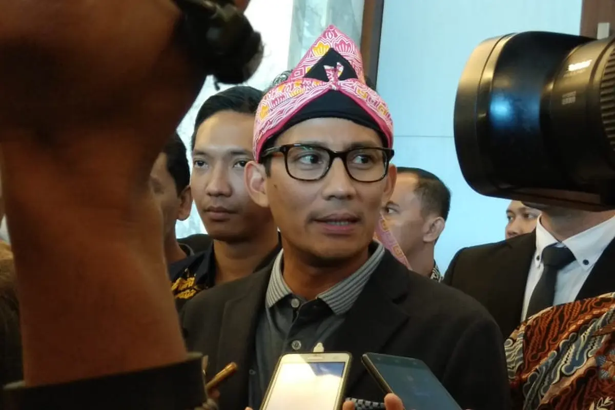 Caption Foto: Sandiaga Uno usai menghadiri peresmian sebuah restoran di Kota Bogor, Jawa Barat, Senin (3/9/2018)