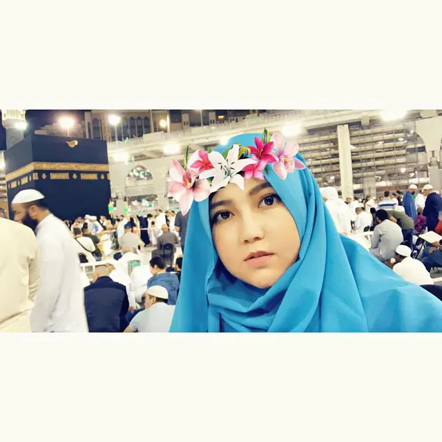6 Momen Perjalanan Umrah Via Vallen, Tas Mahalnnya Jadi Sorotan
