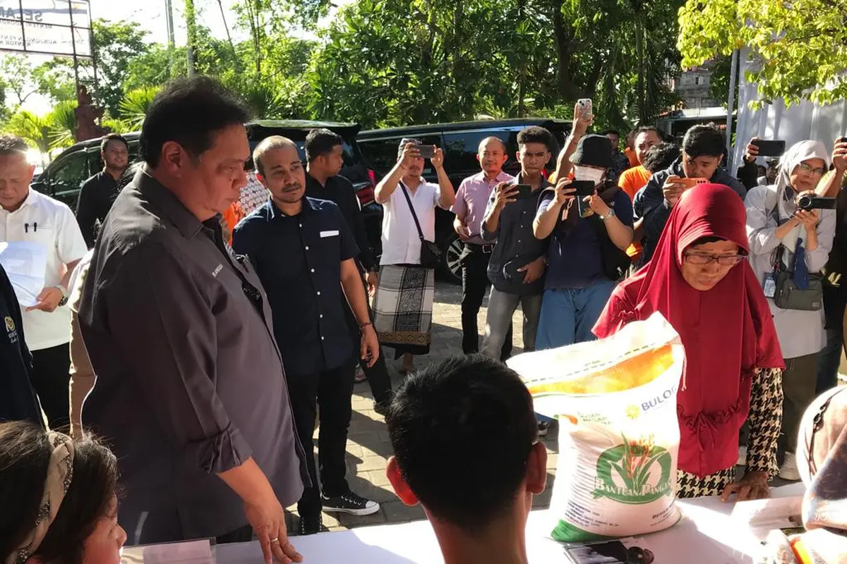 Menteri Koordinator Bidang Perekonomian Airlangga Hartarto meninjau penyaluran bantuan pangan di Kantor Kelurahan Serangan, Denpasar, Bali, Sabtu (13/1/2024). Dok Kemenko Perekonomian)