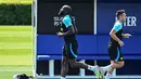 Pemain Inter Milan Romelu Lukaku (kiri) dan Lautaro Martinez berlari saat sesi latihan jelang menghdapi AC Milan pada pertandingan sepak bola leg kedua semifinal Liga Champions di tempat latihan klub di Appiano Gentile, Italia, Senin (15/5/2023). (GABRIEL BOUYS/AFP)