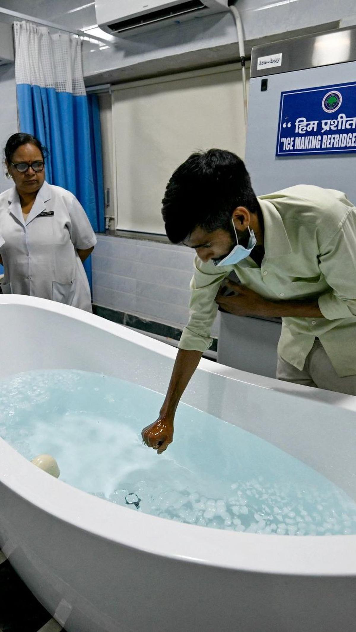 Gelombang panas yang menghantam India membuat banyak orang mengeluhkan gangguan kesehatan terkait panas atau heat stroke.&nbsp;Foto: Arun Sankar/AFP