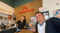 Bola.com bersama Kissia, salah satu dari lima pendiri Meramanis, kedai kopi asli Indonesia yang ada di Koln, Jerman. (Bola.com/Benediktus Gerendo Pradigdo)