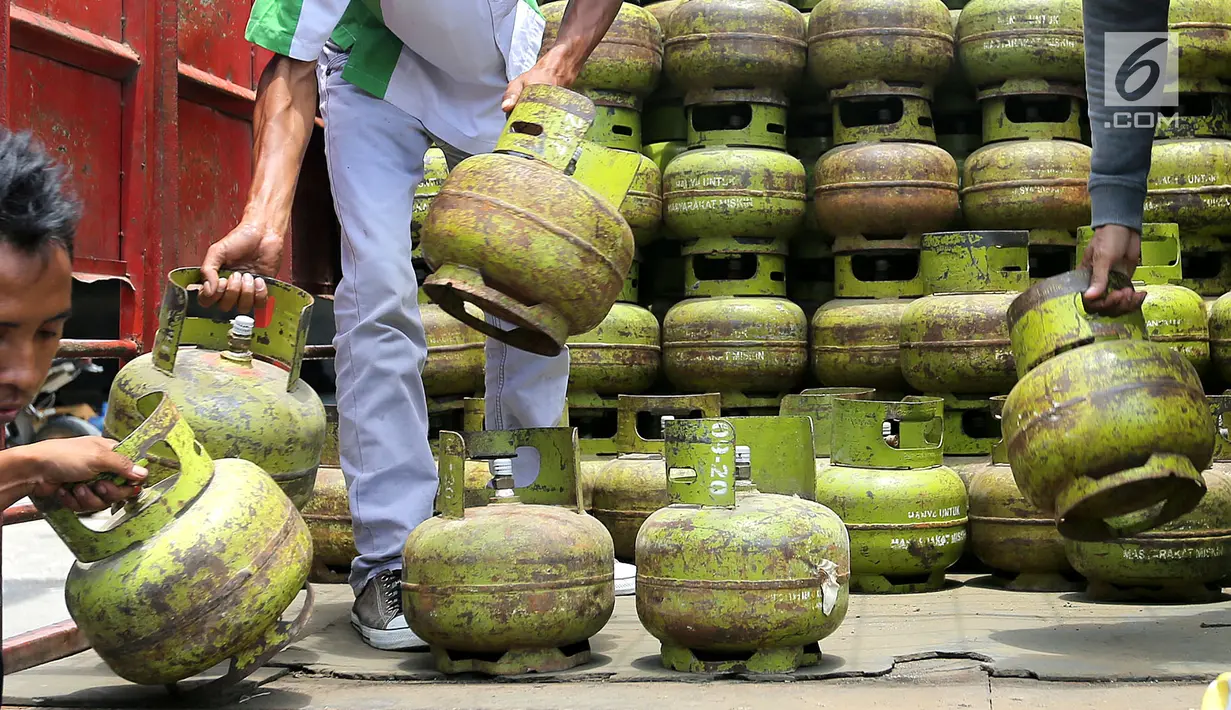 Petugas menurunkan tabung gas elpiji 3 kg saat operasi pasar elpiji di SPBU Ki Hajar Dewantara di Palu, Sulawesi Tengah, Senin (8/10). Pertamina melakukan operasi pasar elpiji 3 kg dan 12 kg. (Liputan6.com/Fery Pradolo)