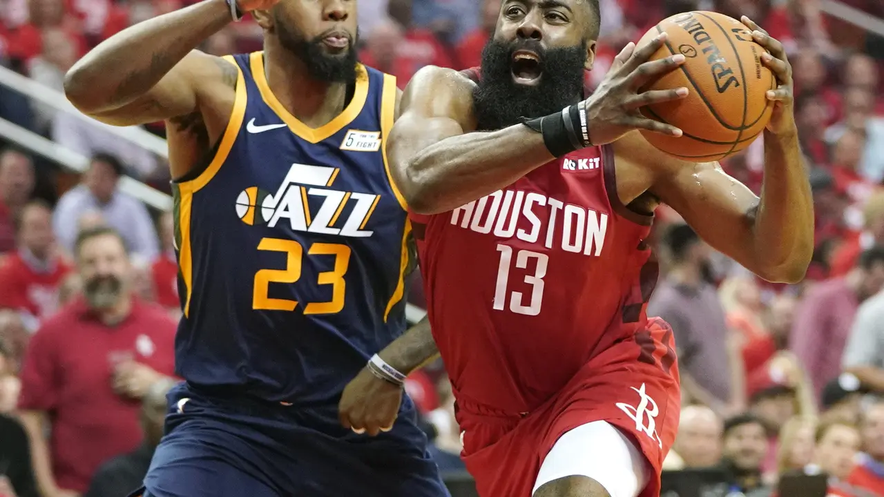 Harden berhasil membuat triple double dengan 32 poin, 13 rebound dan 10 assists.