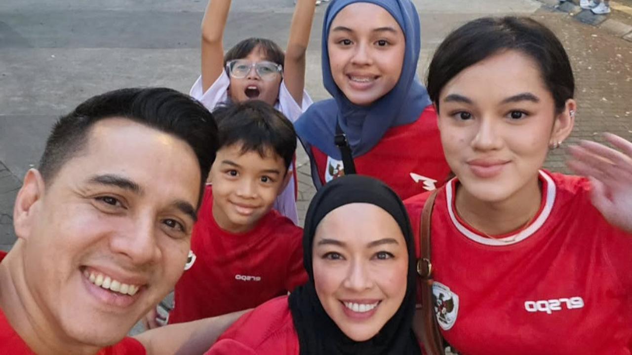Potret Rionaldo Stokhorst Boyong Keluarga Nonton Timnas Indonesia Vs China di GBK, Putri Cantiknya Bikin Salfok
