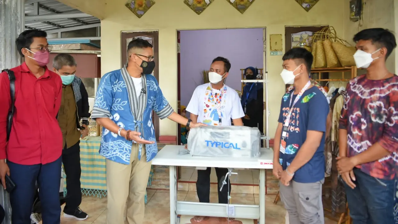 Menteri Pariwisata dan Ekonomi Kreatif (Menkraf), Sandiaga Uno, memberikan mesin jahit kepada Suratman (Istimewa)