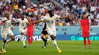 Pemain Ghana Mohammed Salisu melakukan selebrasi usai mencetak gol ke gawang Korea Selatan pada pertandingan sepak bola Grup H Piala Dunia 2022 di Stadion Education City, Al Rayyan, Qatar, 28 November 2022. Ghana mengalahkan Korea Selatan dengan skor 3-2. (AP Photo/Lee Jin-man)