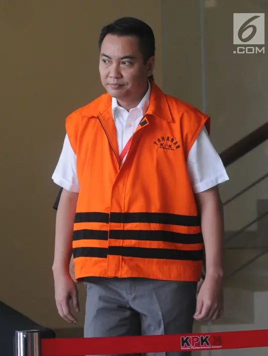 Ekspresi anggota Komisi I DPR dari Fraksi Golkar, Fayakhun Andriadi usai menjalani pemeriksaan oleh penyidik di gedung KPK, Jakarta, Kamis (21/6). Fayakhun diperiksa sebagai tersangka kasus Bakamla anggaran tahun 2016 APBN-P. (Merdeka.com/Dwi Narwoko)