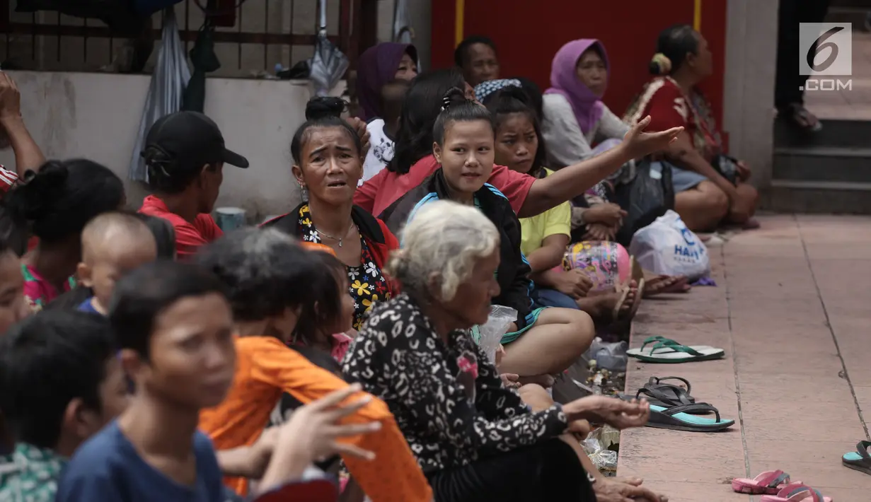 Sejumlah pengemis menunggu sedekah Imlek di depan Wihara Dharma Bhakti, Petak Sembilan, Jakarta, Jumat (16/2). Dalam perayaan Tahun Baru Imlek, pembagian Angpao ini biasa dilakukan warga Tionghoa untuk berbagi rezeki. (Liputan6.com/Arya Manggala)