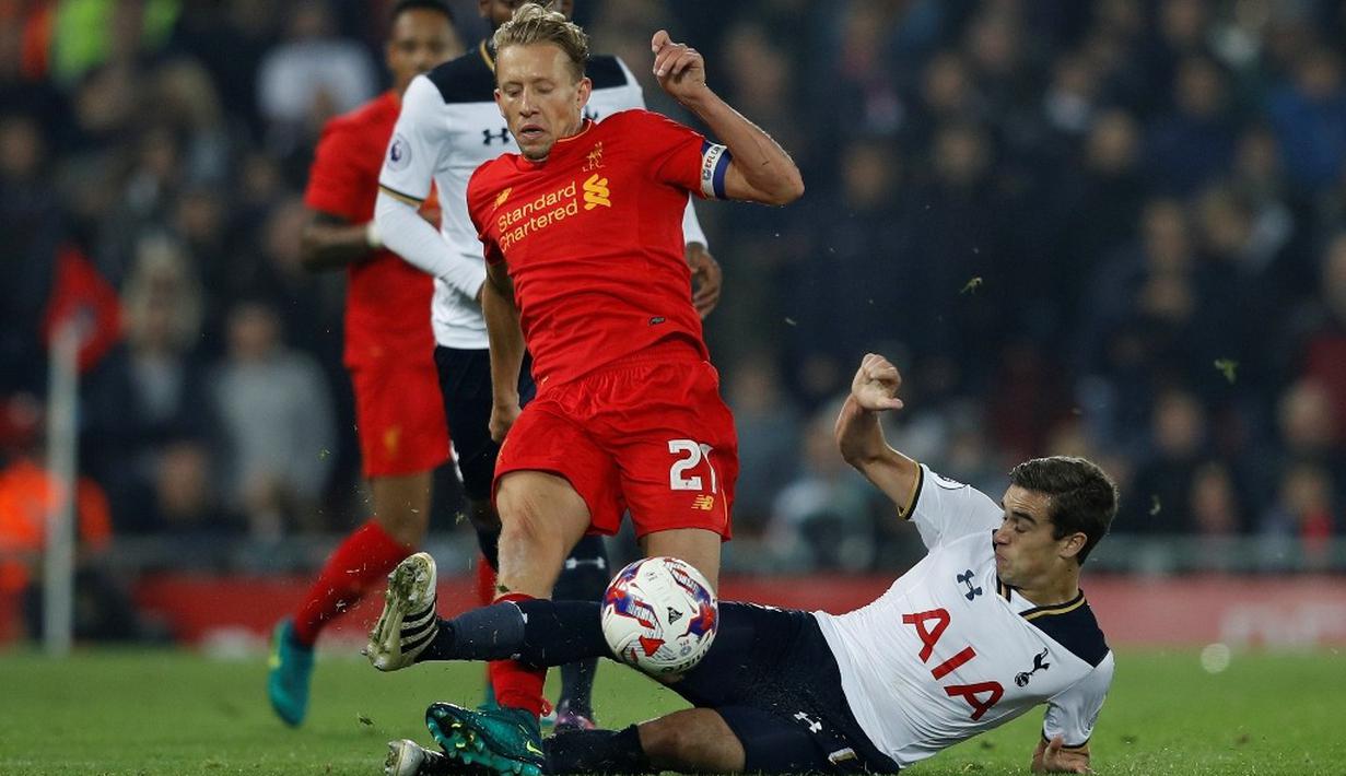 Pemain Liverpool, Lucas Leiva, berebut bola dengan pemain Tottenham Hotspur, Harry Winks, pada putaran keempat Piala Liga Inggris di Stadion Anfield, Liverpool, Selasa (25/10/2016) waktu setempat. (Reuters/Phil Noble)