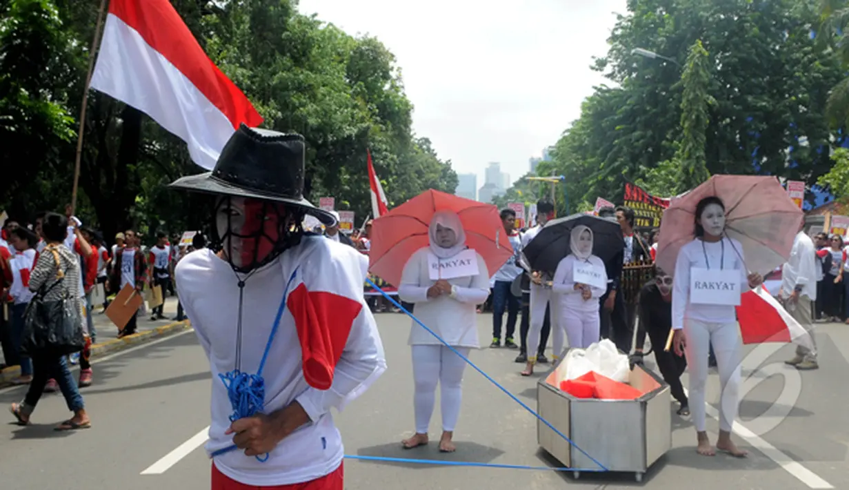 Sejumlah Massa yang tergabung dalam kompak salah satu pendukung Komjen Budi Gunawan melakukan aksi di depan Istana Merdeka, Jakarta, Senin (16/2/2015). (Liputan6.com/Herman Zakharia)
