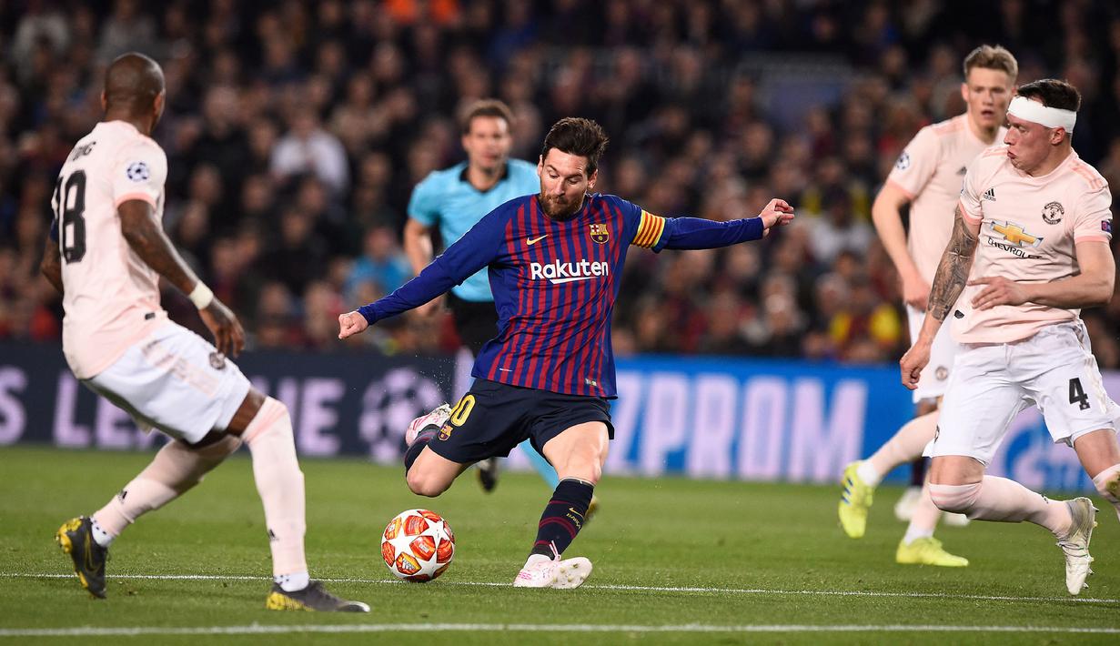 Striker Barcelona, Lionel Messi (tengah) melepaskan tendangan yang berbuah gol ke gawang Manchester United pada laga leg kedua babak perempatfinal Liga Champions 2018/2019 di Camp Nou Stadium, Barcelona (16/4/2019). Lionel Messi hingga kini telah mencetak 12 gol di babak perempatfinal Liga Champions dari 23 laga. Gol-gol tersebut dicetaknya hanya bersama Barcelona. Dua musim bersama PSG, ia belum pernah menjejakkan kaki lagi di babak perempatfinal Liga Champions. (AFP/Josep Lago)