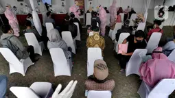 Warga antre saat mengikuti rapid test oleh BIN di Lapangan Kantor Kecamatan Pamulang, Tangerang Selatan, Banten, Kamis (2/7/2020). BIN menggelar rapid test gratis terhadap 800 warga Pamulang untuk memutus mata rantai penyebaran virus corona COVID-19. (merdeka.com/Arie Basuki)