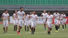 Para pemain Persija Jakarta melakukan pemanasan saat sesi latihan di Stadion Patriot Bekasi, Sabtu (11/11/2017). Latihan tersebut jelang melawan Bhayangkara FC. (Bola.com/Nicklas Hanoatubun)